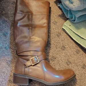 Brown boots with buckle